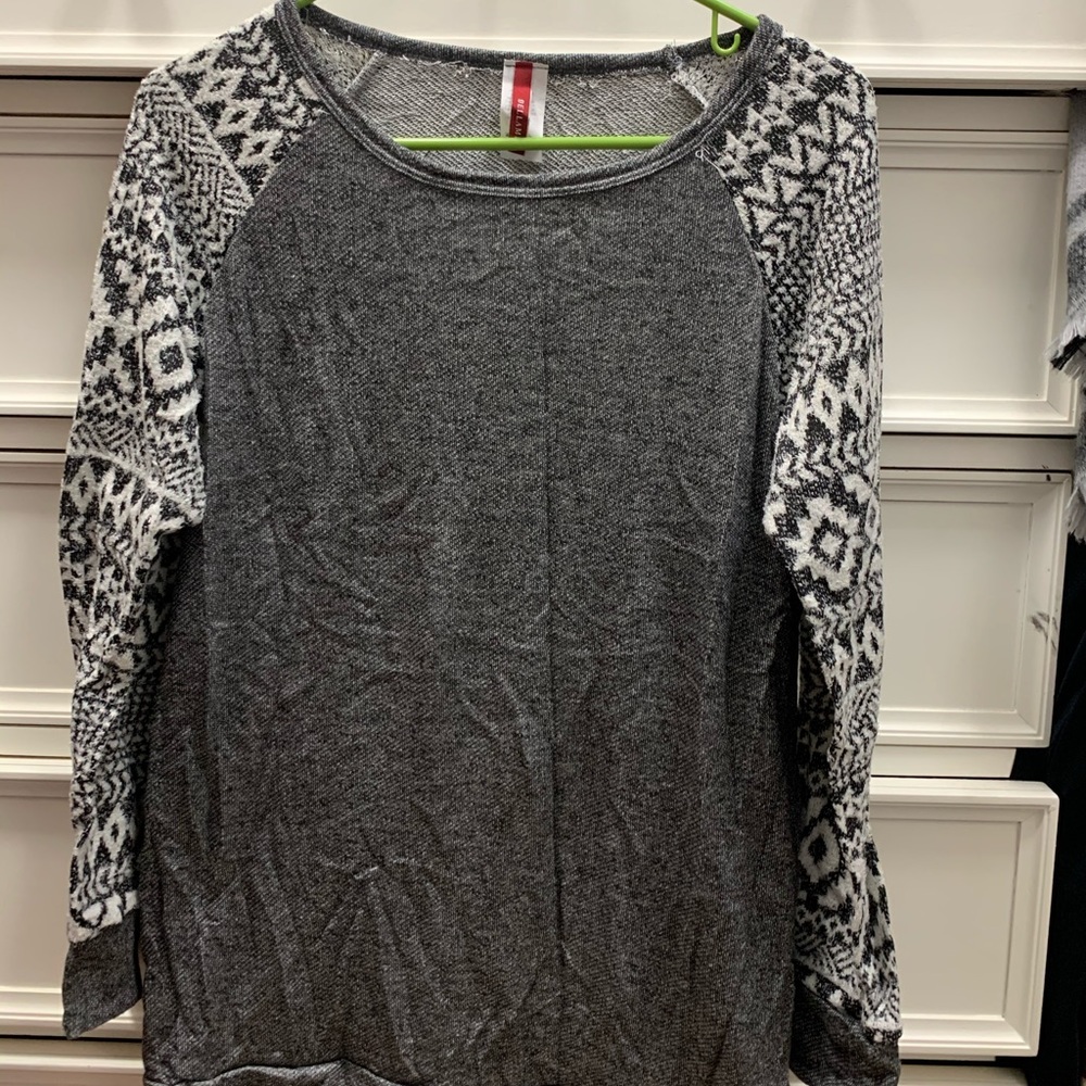 Patterned-sleeve shirt